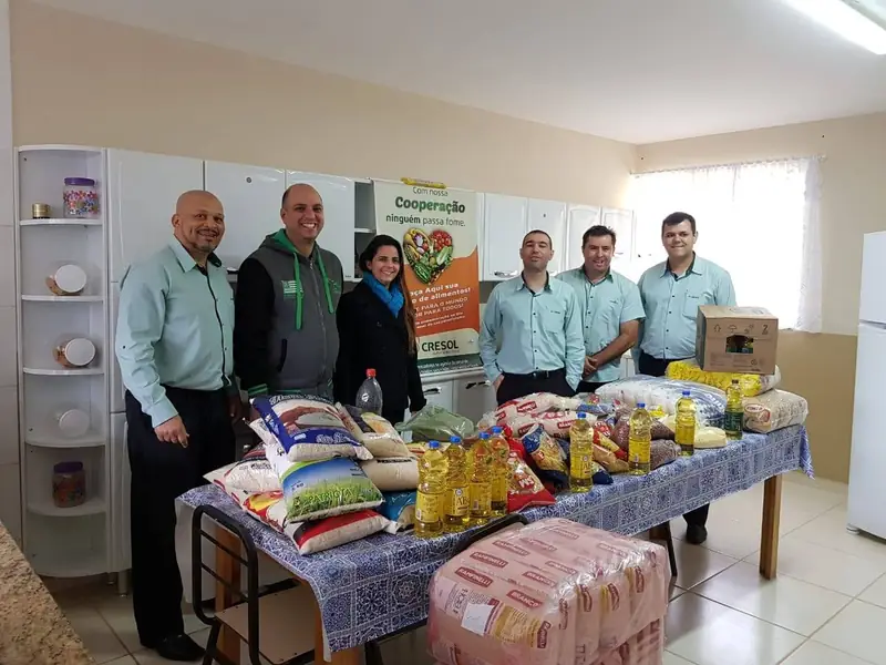 Alimentos e produtos organizados para doação.